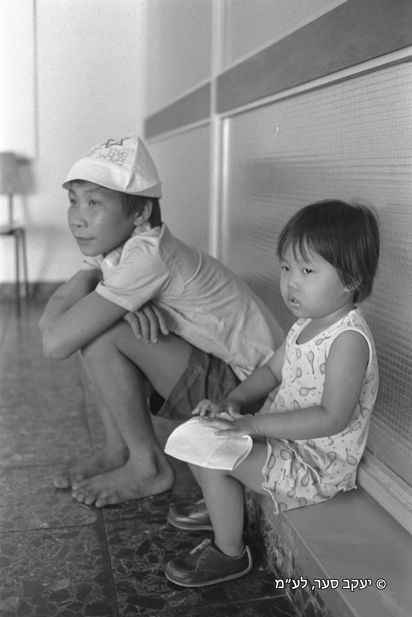 פליטים ווייטנאמים מחכים בנתב"ג - © יעקב סער, לע"מ