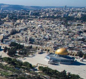 מבט על ההר - ימי בין המצרים במרכז בגין