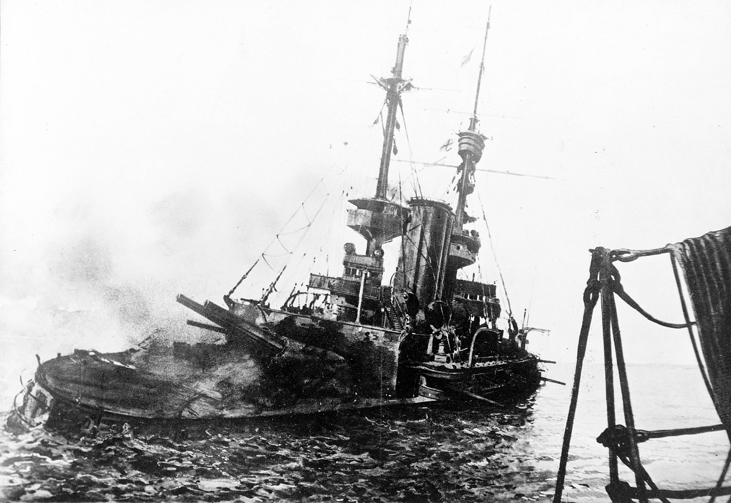 ספינת קרב בריטית מוטבעת במהלך מבצע גליפולי הכושל